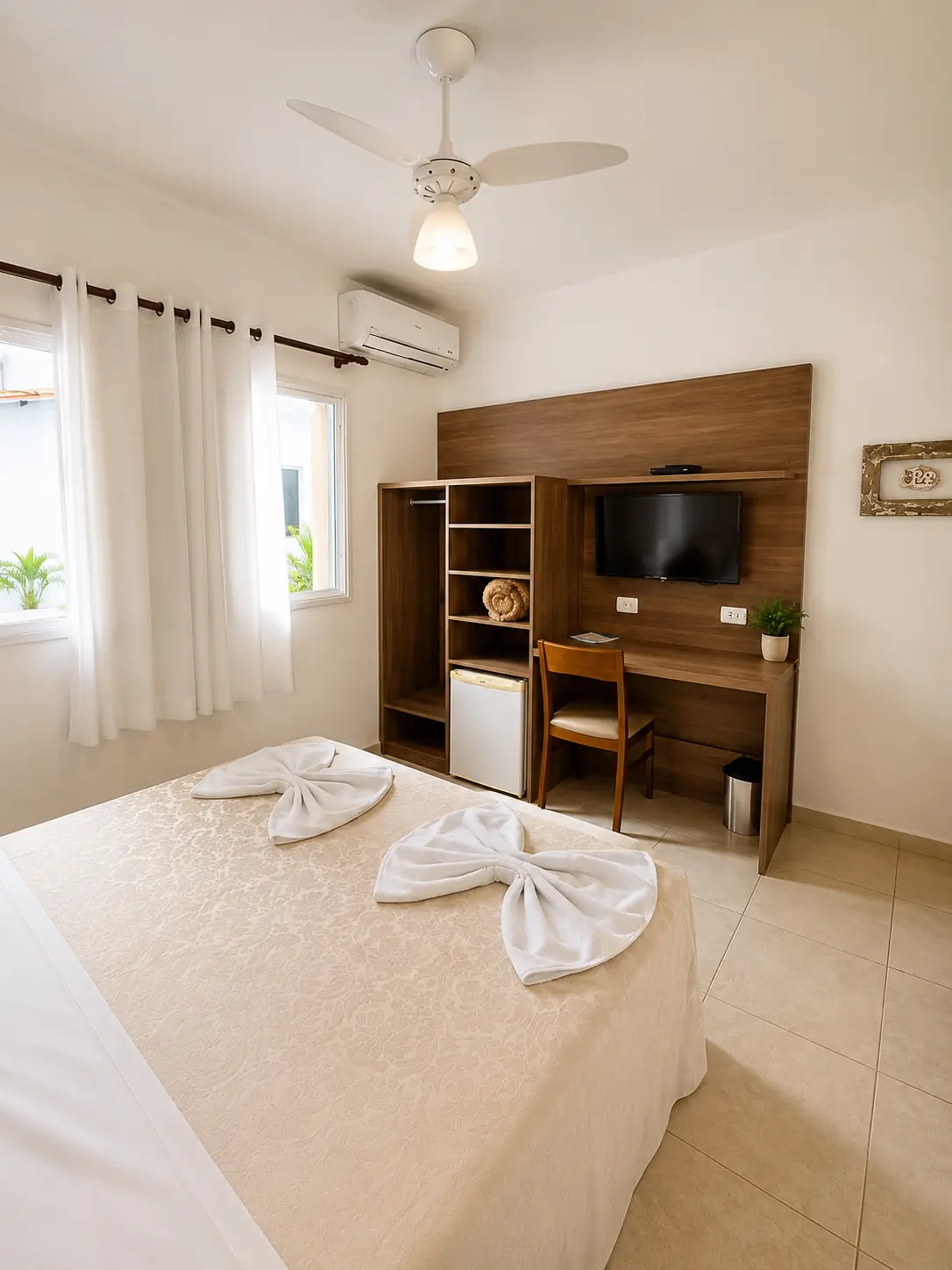 Guest room at Hotel Casarão Pitangueiras.