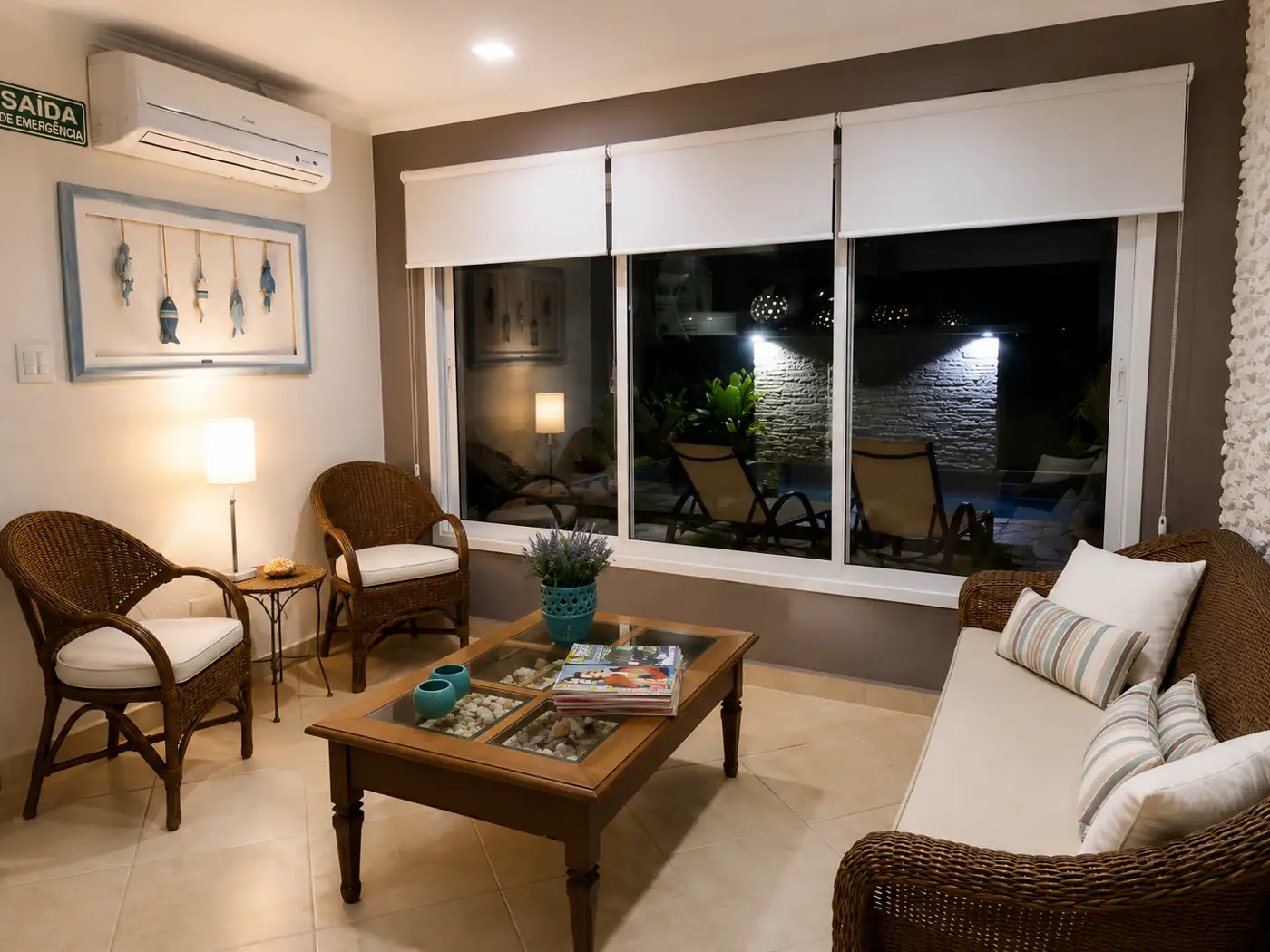 Guest lounge and shared comfort area at Hotel Casarão Pitangueiras.